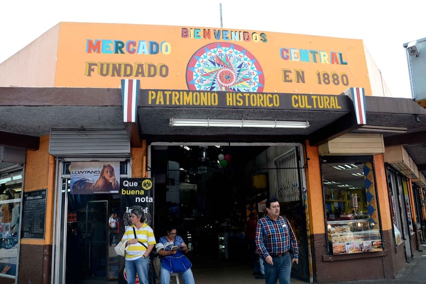 A storefront with signs reading "Mercado Fundado" and "Central En 1880". 1