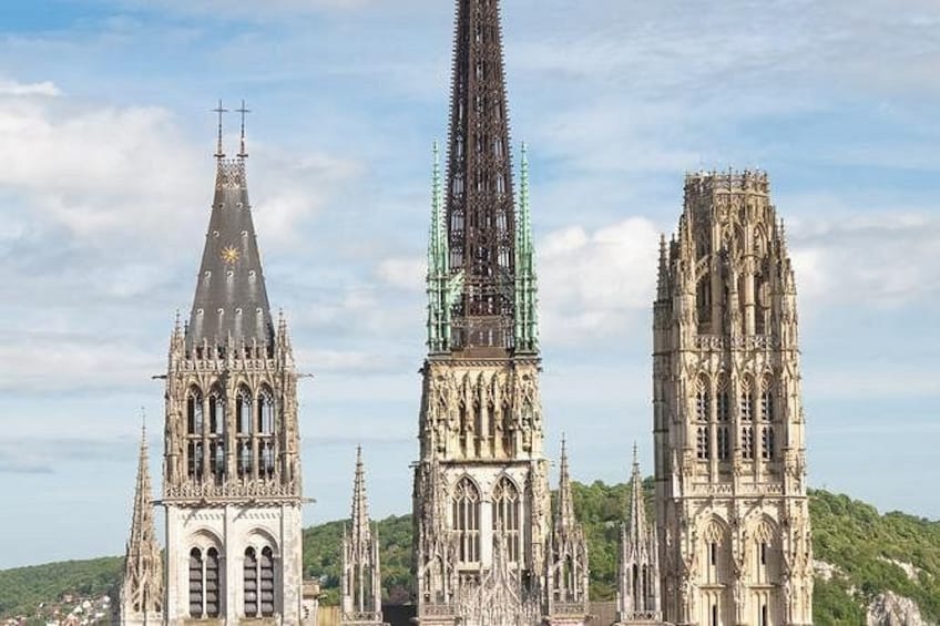 Trois cathédrales gothiques, caractérisées par leurs flèches complexes et leurs sculptures en pierre détaillées. 5