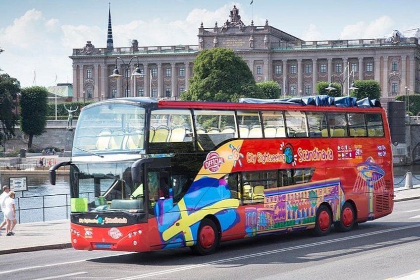 Un autobus à deux étages décoré de motifs colorés sur le thème scandinave. 2