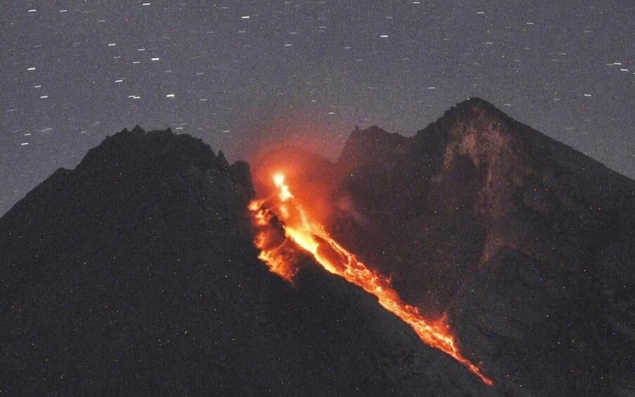 Yogyakarta: Merapi Lava View, Borobudur Climb & Prambanan 1