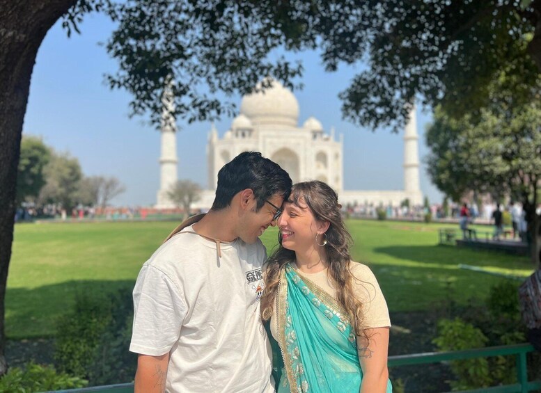 A couple standing in front of the Taj Mahal. 3