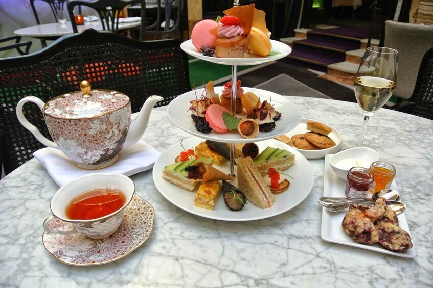 Picture 1 for Activity Oslo: City Highlights Walking Tour with Grand Hotel Dining 3