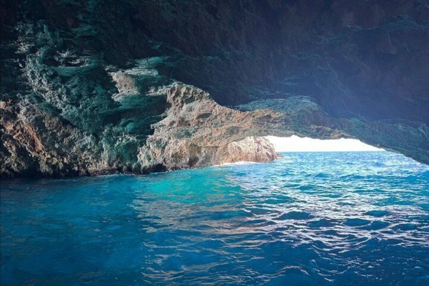 Una cueva costera con aguas azul turquesa y acantilados rocosos. 2