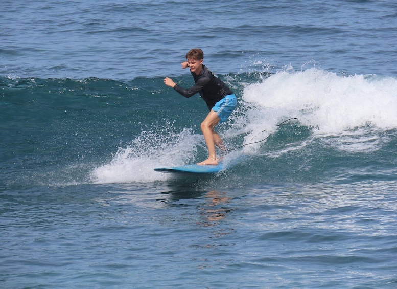 Eine Person surft auf einer Welle im Meer. 1