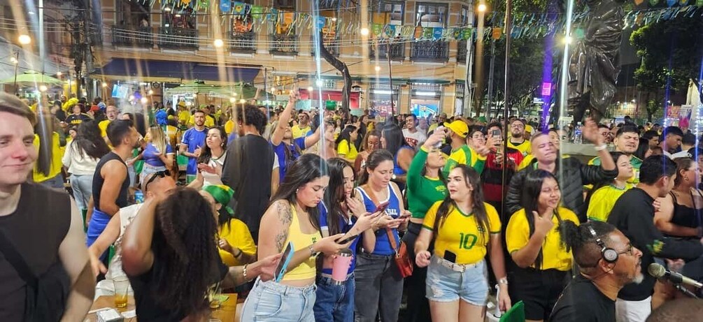 Rio: Epic pub crawl in Copacabana clubs and bars. Music, shots and more 1