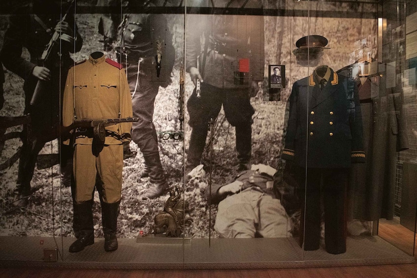Museonäyttely, jossa on sotilasasuissa olevia mannekeeneja ja taustalla historiallisia sotakohtauksia. 2