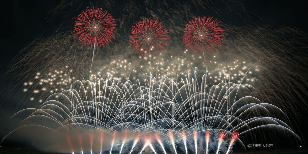 Fireworks with multiple bursts and a large number of smaller lights. 1