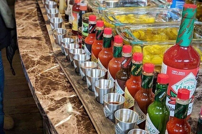 Un buffet proposant différentes sauces et bouteilles de condiments. 3
