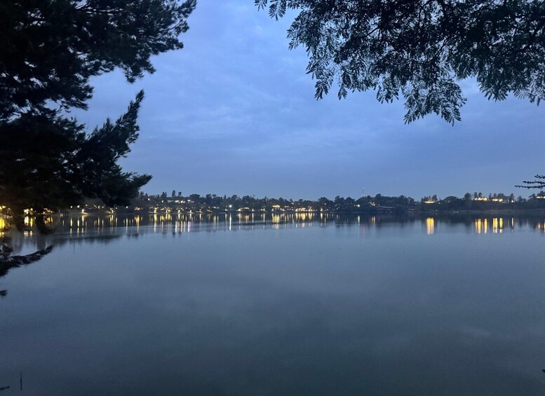 Un lac paisible au crépuscule, dont la surface reflète les lumières de la ville. 3
