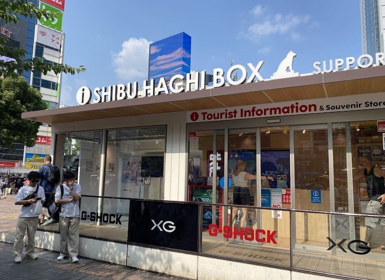 En Shibuya Box-butik med en glasfasad och skyltar som visar var man kan få turistinformation och köpa souvenirer. 2