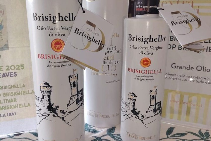 Flaskor med olivolja från Brisighella, försedda med etiketter och prislappar. 4