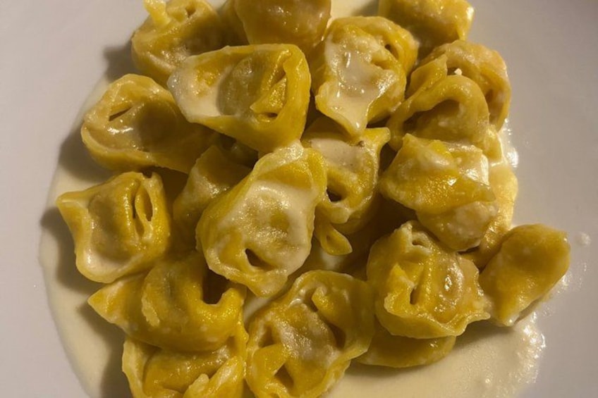 En tallrik ravioli med en krämig sås. 2