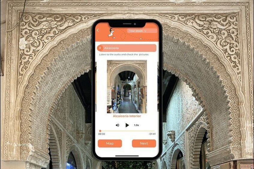 Een smartphone toont een foto van een rijk versierd architectuurinterieur met ingewikkelde details en een gang. 5