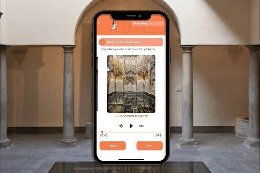Een smartphone toont een bezienswaardigheid voor het Paleis van La Madraza, compleet met audiogids. 3