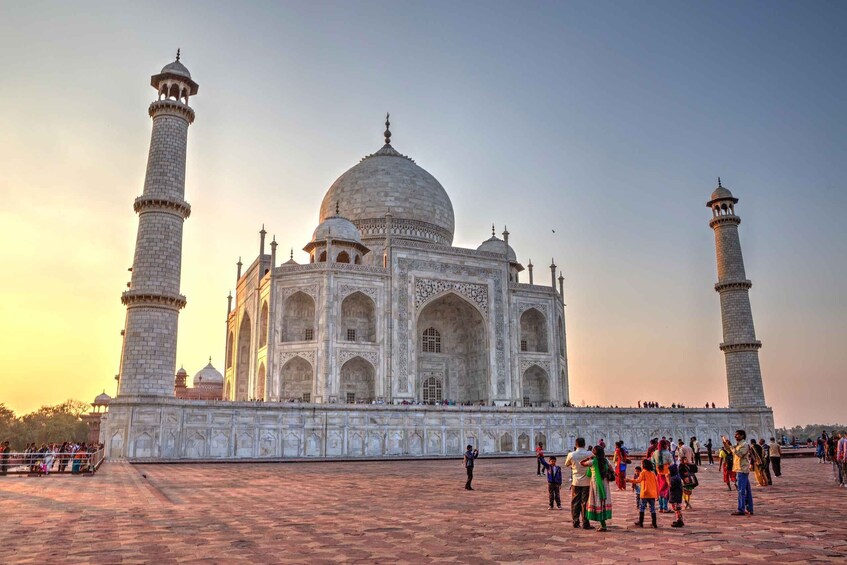 The Taj Mahal with its four minarets and large central dome, surrounded by a large open courtyard. 1