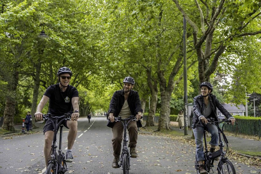 Picture 3 for Activity Glasgow: Guided City Highlights Tour by Ebike 3