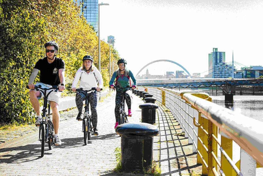 Picture 4 for Activity Glasgow: Guided City Highlights Tour by Ebike 2