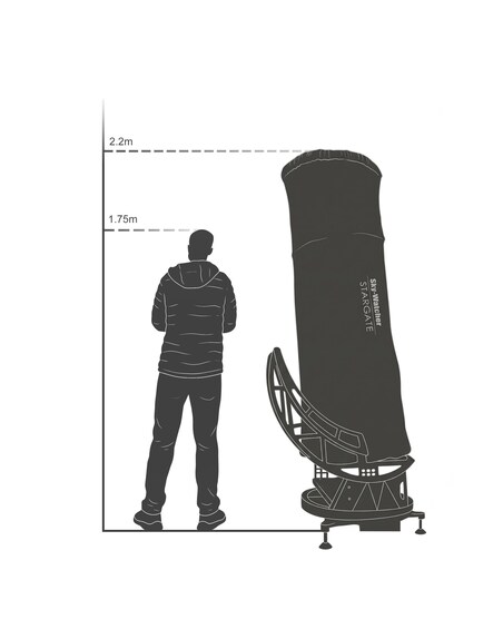 En person står ved siden af et stort teleskop med påskriften 'Sky-Watcher Stargate'. Teleskopet er 2,2 meter højt og 1,75 meter bredt. 2