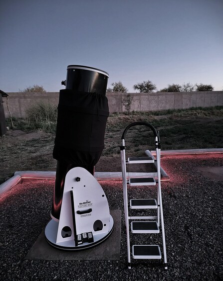 Un telescopio llamado Sky-Watcher FLEXTUBE 40OP sobre un trípode con una escalera cerca. 5
