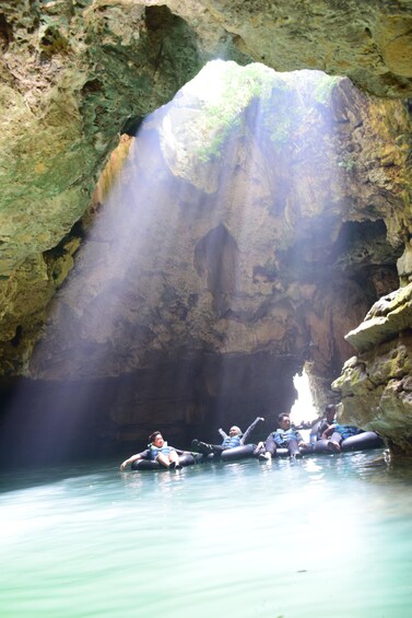 Menschen treiben in einer Höhle mit Wasser. 4