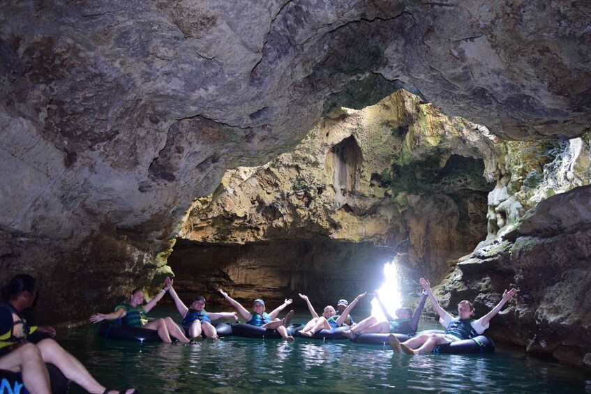 Menschen treiben in einer Höhle auf Luftmatratzen. 1