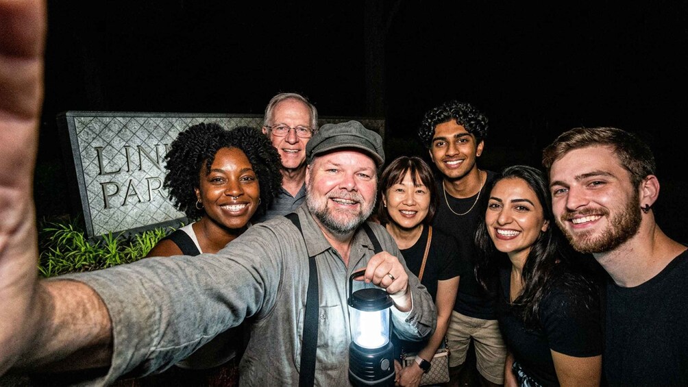 En gruppe mennesker tager en selfie foran et skilt, der står 'LINE PARK'. 2
