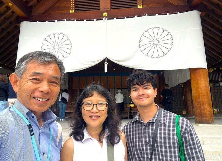 Hokkaido: Hokkaido Shrine Guided Tour & Local Sweets 4