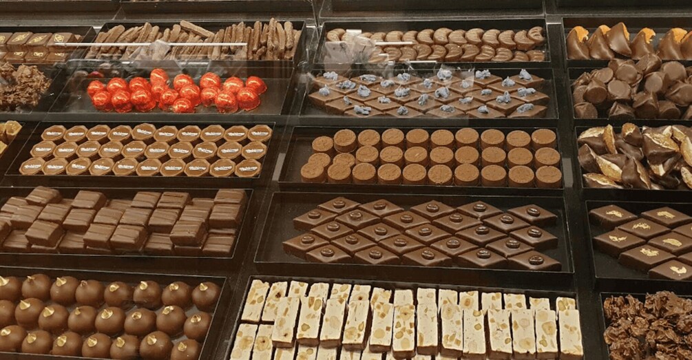 Een verscheidenheid aan chocolade in een winkel. 2