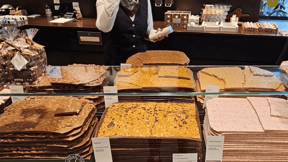 Een vitrine met verschillende soorten taarten en gebak. 3