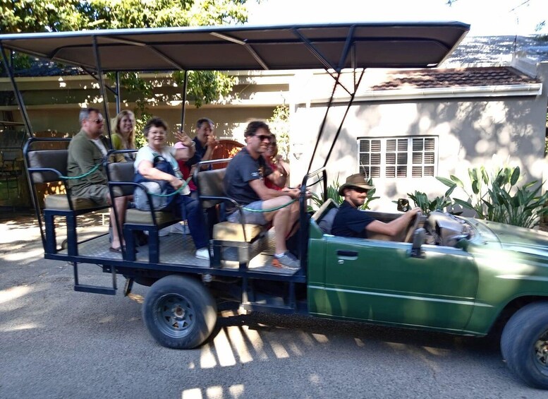Ein grüner Golfwagen mit Fahrgästen. 1