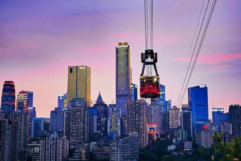 Una funivia che si muove attraverso lo skyline di una città al crepuscolo. 2