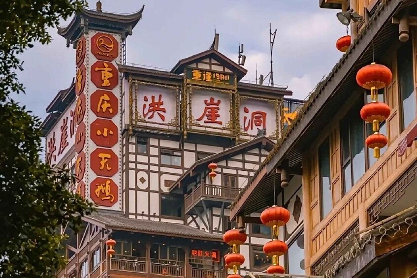 Un edificio tradizionale con caratteri cinesi e lanterne rosse. 3