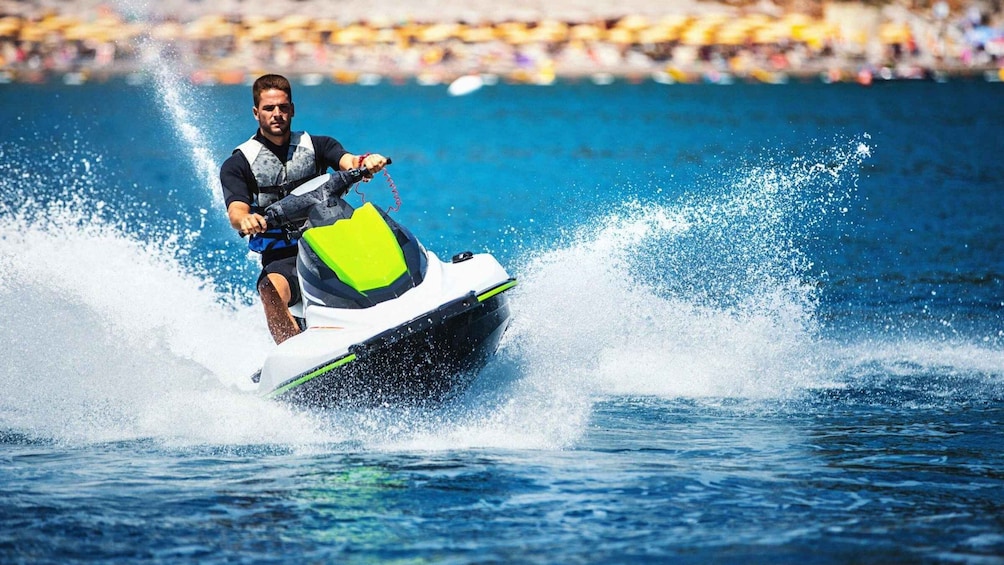 Une personne pratiquant le jet-ski sur une étendue d’eau. 1