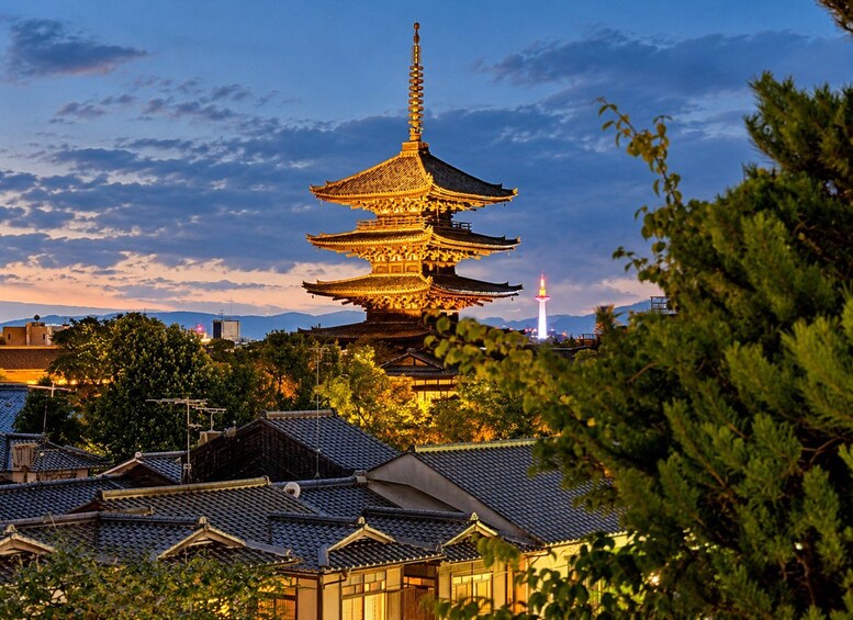 Picture 7 for Activity Kyoto: Gion & Geisha District Night Time Walking Tour 5