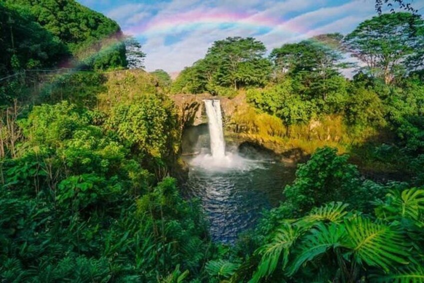 Een waterval omringd door weelderige begroeiing. 4