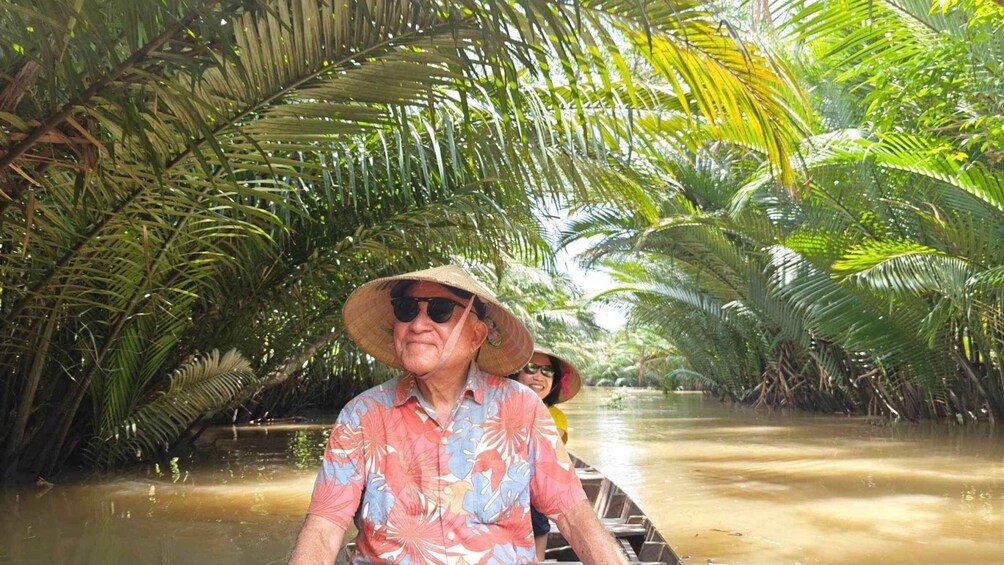 Een rivier omringd door dichte palmbomen. 2