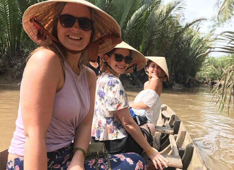 Mensen in een boot op een rivier, omringd door palmbomen. 4