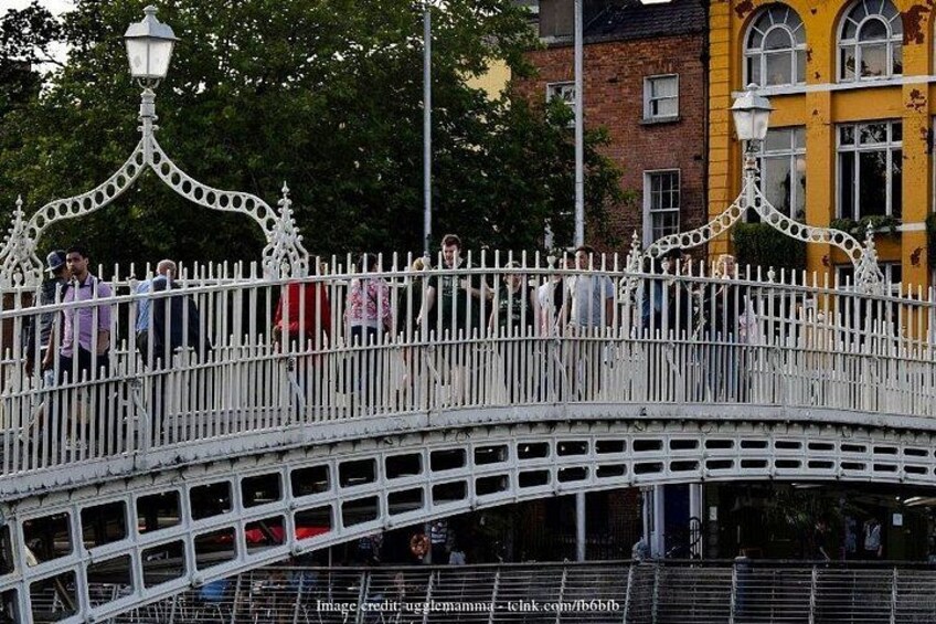 Un pont blanc, richement décoré, sur lequel des piétons se promènent. 4