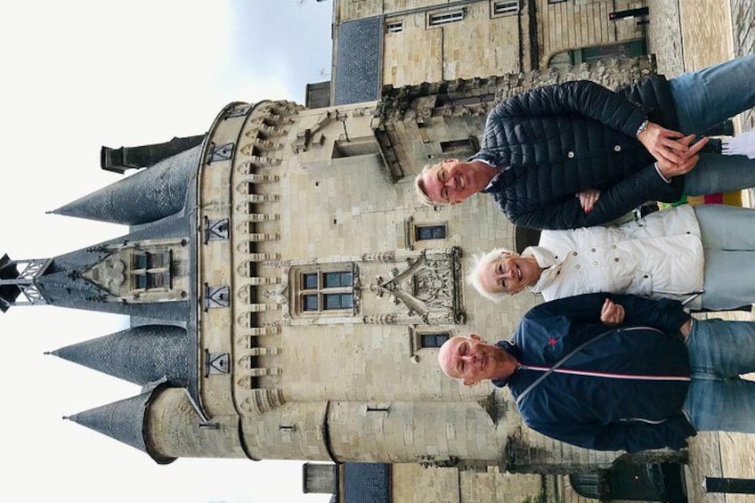 Un bâtiment historique doté de tours à flèches et d’une grande fenêtre en arc de cercle. 3