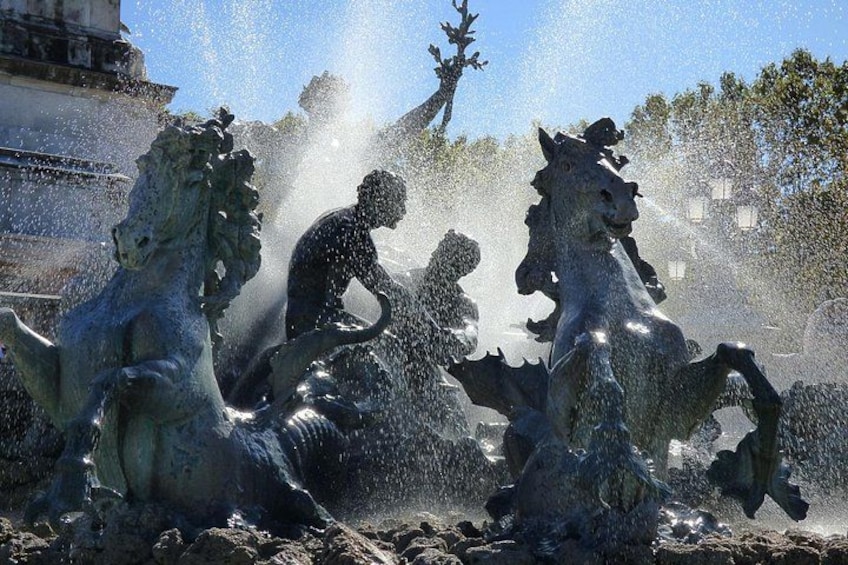 Une fontaine représentant des chevaux et un cavalier. 4