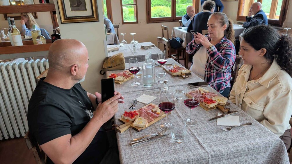 Picture 4 for Activity Florence: Michelangelo Hill Panoramic Tour with Food Tasting 3