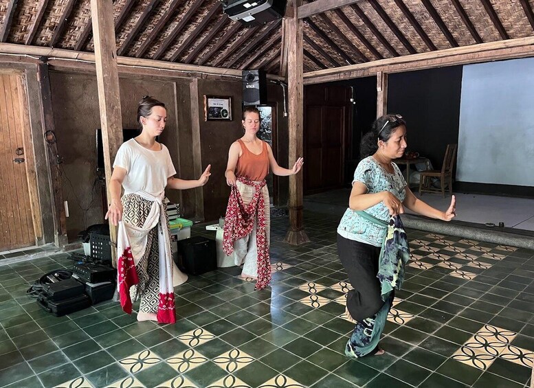 Picture 2 for Activity Javanese Dance Workshop with Kraton Palace Dancer 5