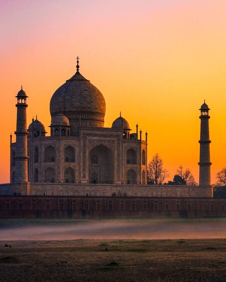 The Taj Mahal at sunset. 4