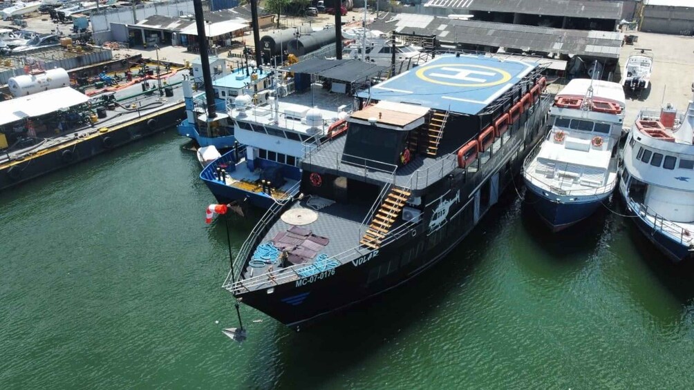 Picture 6 for Activity Cartagena: 3-story Volar Boat with White Night and Dinner 2