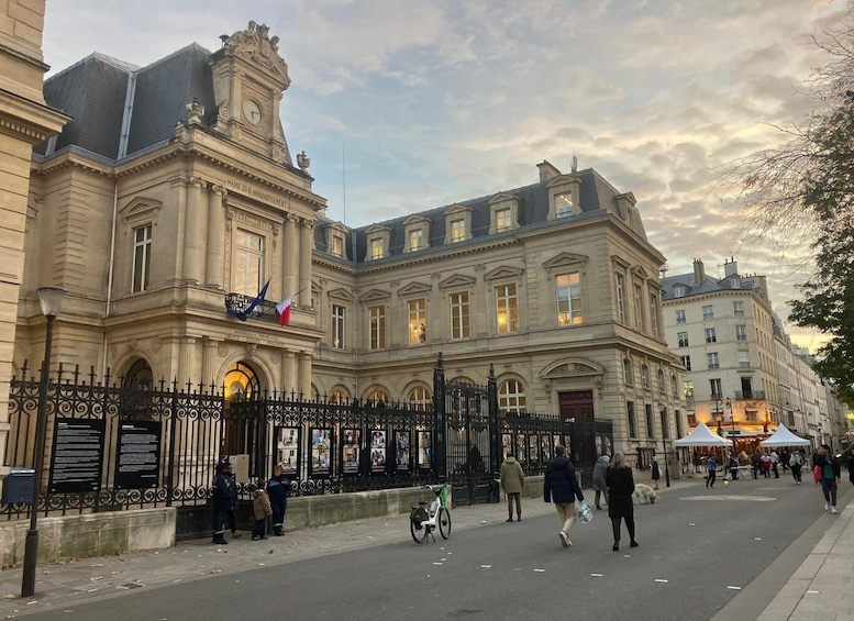 Picture 2 for Activity Paris: Le Marais District Guided Walking Tour with Tastings 2