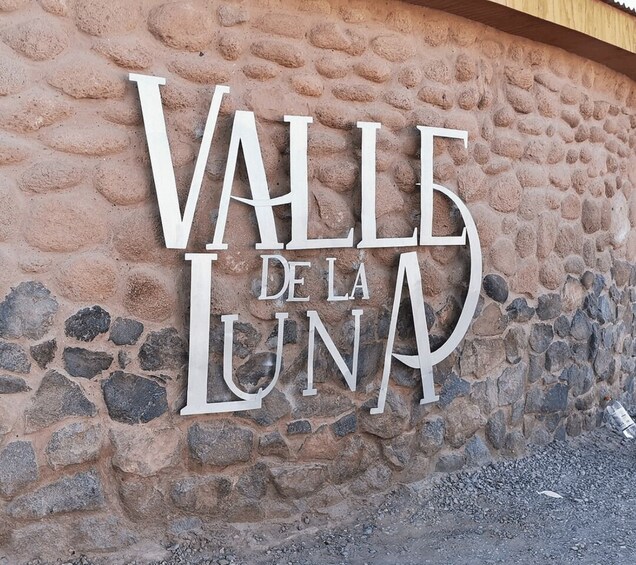 A stone wall with the text "Valle de la Luna" in large letters. 5