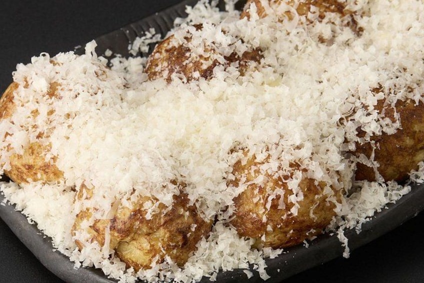 Un plateau de nourriture recouvert de noix de coco râpée. 5