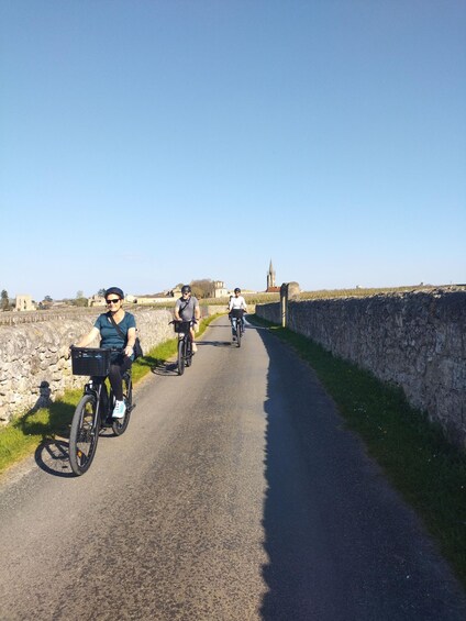 Picture 1 for Activity E-bike journey from Bordeaux to Saint-Emilion with lunch 2