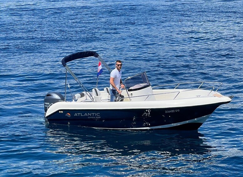 Mies oli veneessä, jonka nimi oli ATLANTIC OPEN 555 ja jonka rekisterinumero oli 238422 DB. 4