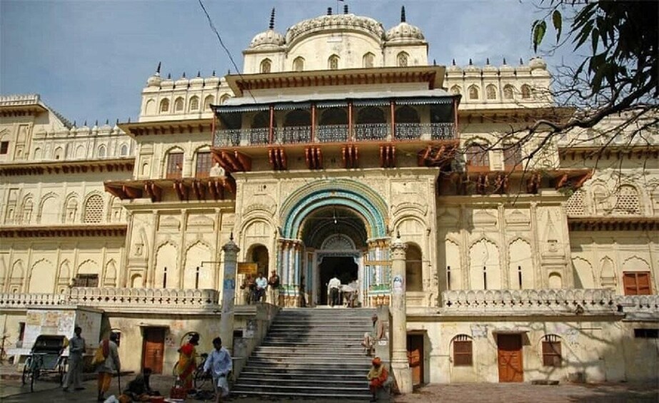 A grand, ornate building with multiple domes and a large entrance. 2